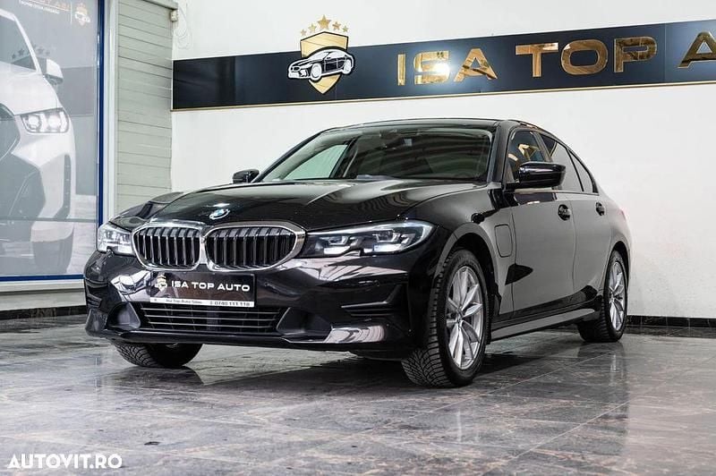 Culoarenegru Utilizat 2020 BMW 330e Shadowline Berlinǎ | 24.999 EUR (Preț OK) - Imagine 1/4