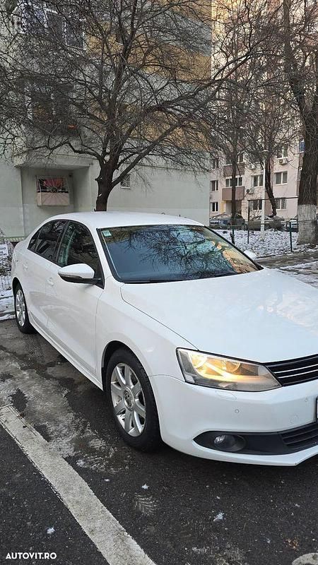 Second-hand VW Jetta Trendline 105 CP (77 kW) 2011 Culoarealb Berlinǎ