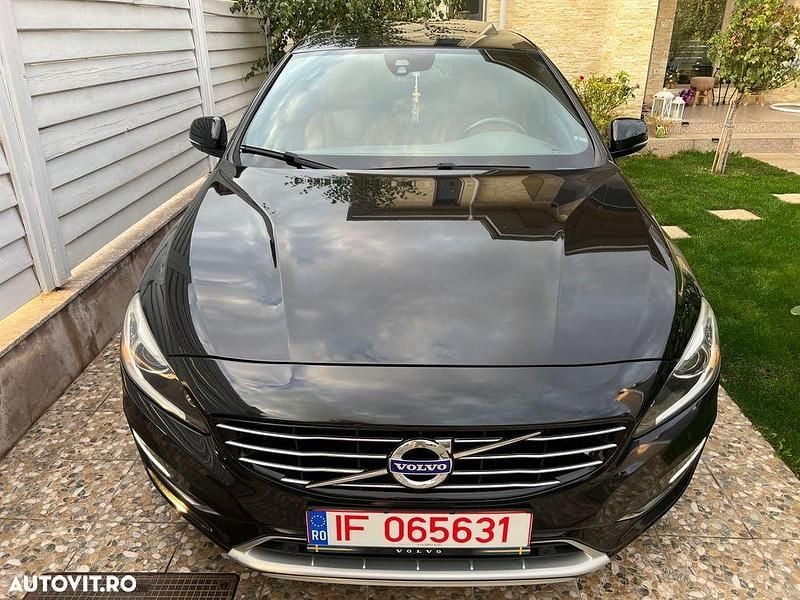 Culoarenegru Utilizat 2014 Volvo V60 Summum Break | 8.990 EUR (Preț bun) - Imagine 1/4