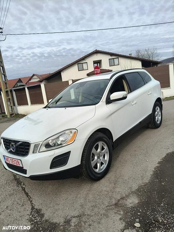 Second-hand Volvo XC60 Momentum 163 CP (119 kW) 2011 Culoarealb SUV