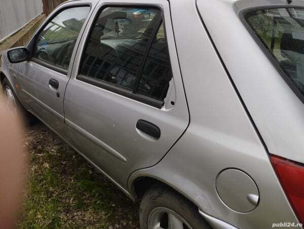 Argintiu Utilizat 2002 Ford Fiesta Ghia Hatchback | 600 EUR (Super Preț) - Imagine 1/4