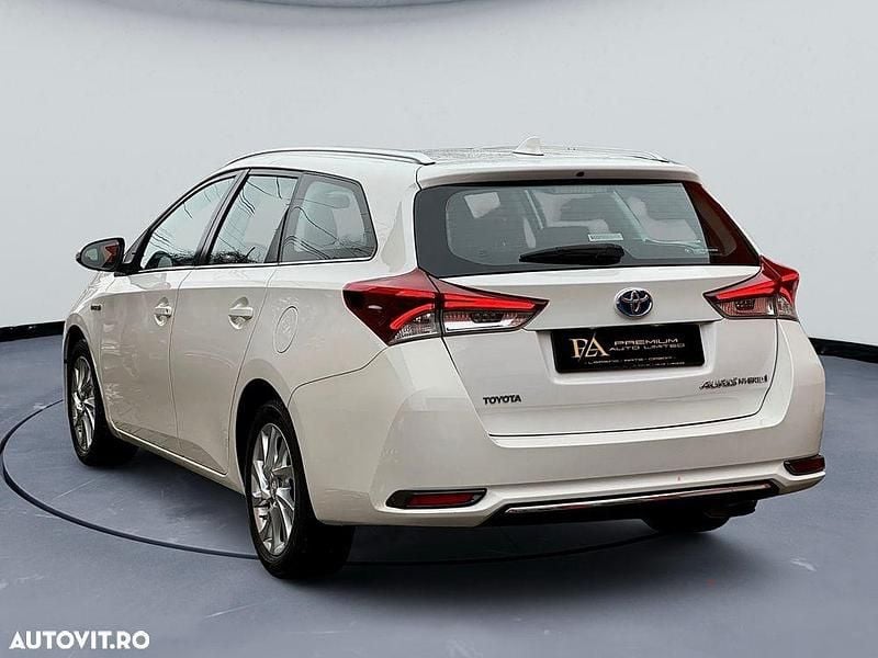Second-hand Toyota Auris Hybrid Cool 136 CP (100 kW) 2016 Culoarealb Break