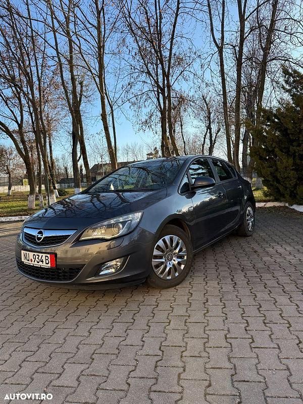 Culoaregri Utilizat 2010 Opel Astra Edition Hatchback | 3.900 EUR (Preț OK) - Imagine 1/4