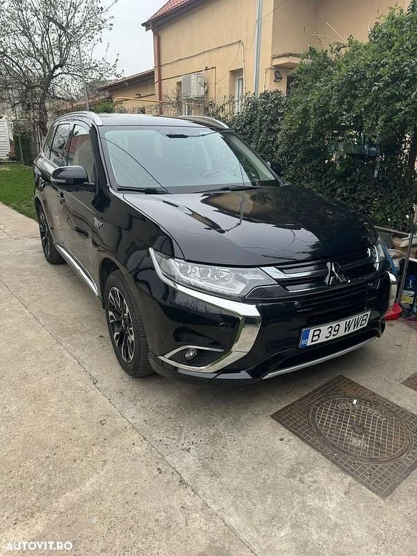 Negru Utilizat 2016 Mitsubishi Outlander P-HEV SUV | 13.600 EUR (Preț OK) - Imagine 1/4