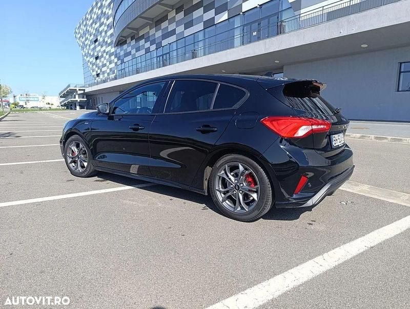 Second-hand Ford Focus ST-Line 125 CP (91 kW) 2019 Culoarenegru Hatchback