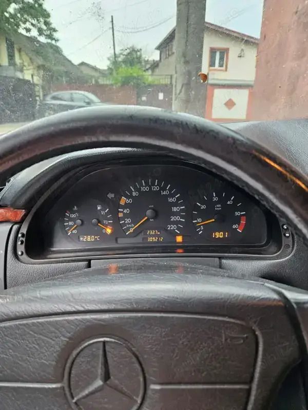 Utilizat 1998 Mercedes E220 Berlinǎ | 1.200 EUR - Imagine 1/4