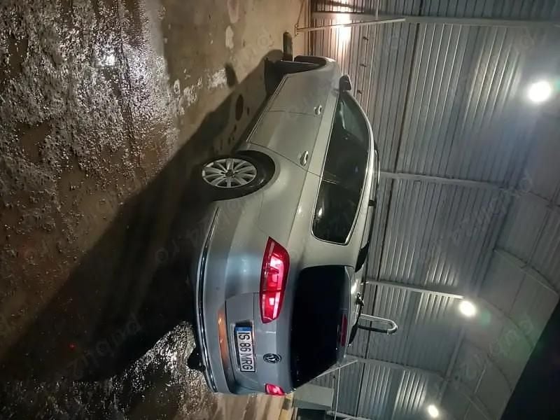 Second-hand VW Passat SE 140 CP (102 kW) 2011 Gri Hatchback