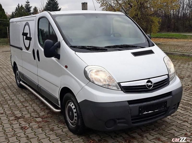 Alb Utilizat 2014 Opel Vivaro Monovolum | 5.999 EUR (Super Preț) - Imagine 1/4