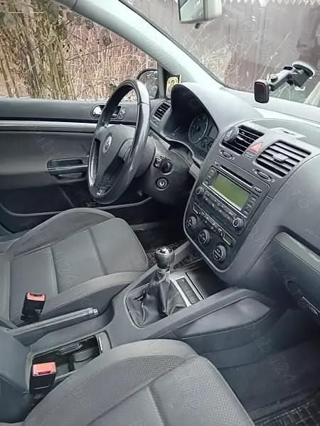 Second-hand VW Golf IV 103 CP (75 kW) 2005 Albastru Berlinǎ