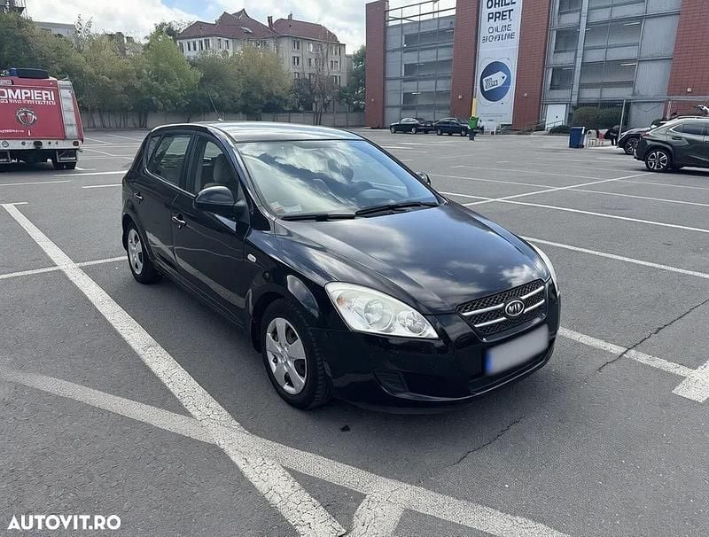 Culoarenegru Utilizat 2008 Kia Ceed Best Hatchback | 2.300 EUR (Preț bun) - Imagine 1/4