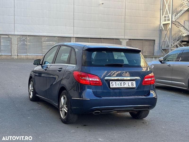 Second-hand Mercedes 180 109 CP (80 kW) 2013 Culoarealbastru Berlinǎ