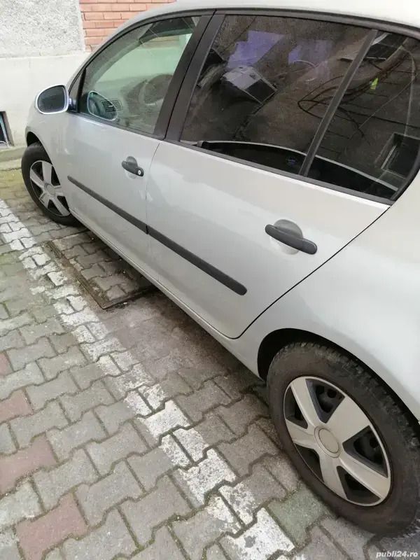 Gri Utilizat 2006 VW Golf V Hatchback | 2.000 EUR (Preț bun) - Imagine 1/4