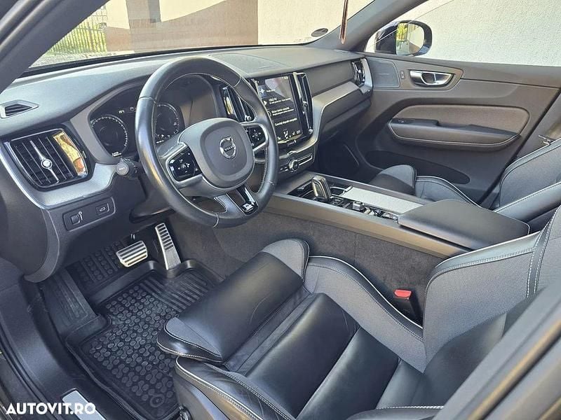 Second-hand Volvo XC60 R-Design 197 CP (144 kW) 2019 Culoaremaro SUV