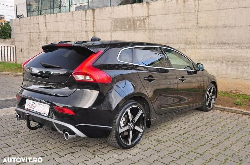 Second-hand Volvo V40 R-Design 150 CP (110 kW) 2018 Culoarenegru Hatchback