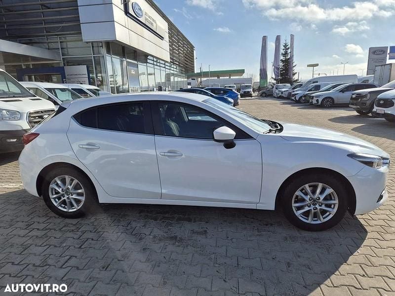 Second-hand Mazda 3 Center-Line 120 CP (88 kW) 2017 Culoarealb Hatchback