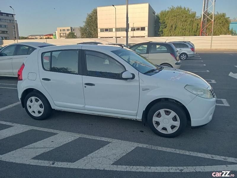Alb Utilizat 2008 Dacia Sandero Lauréate Hatchback | 1.590 EUR (Preț bun) - Imagine 1/4