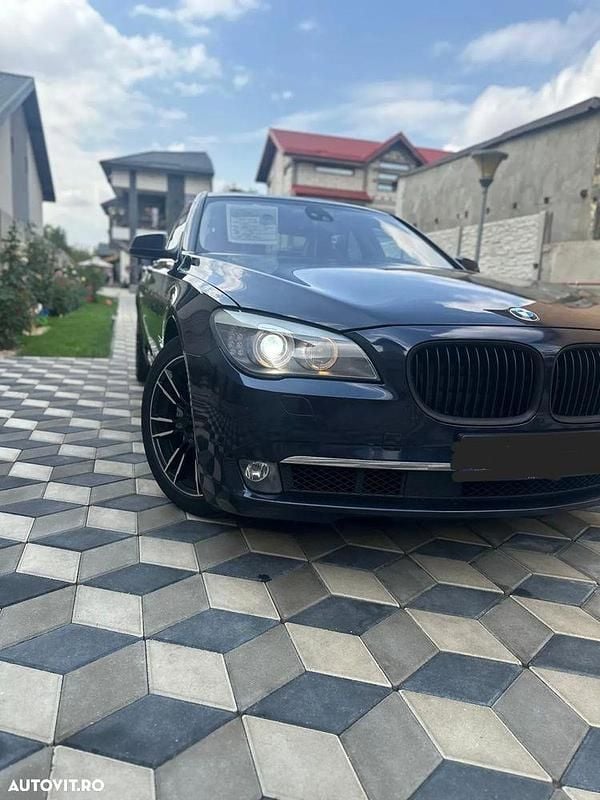 Culoarealbastru Utilizat 2011 BMW 740 Comfort Edition Berlinǎ | 11.499 EUR (Super Preț) - Imagine 1/4
