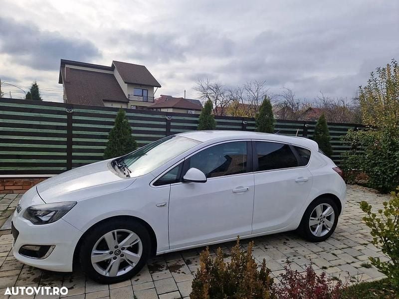 Second-hand Opel Astra Edition 110 CP (80 kW) 2013 Culoarealb Hatchback