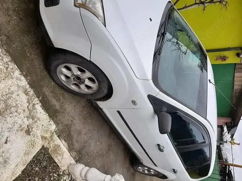 Alb Second-hand 2005 Ford Focus Hatchback | 1.100 EUR (Preț bun) - Imagine 1/4