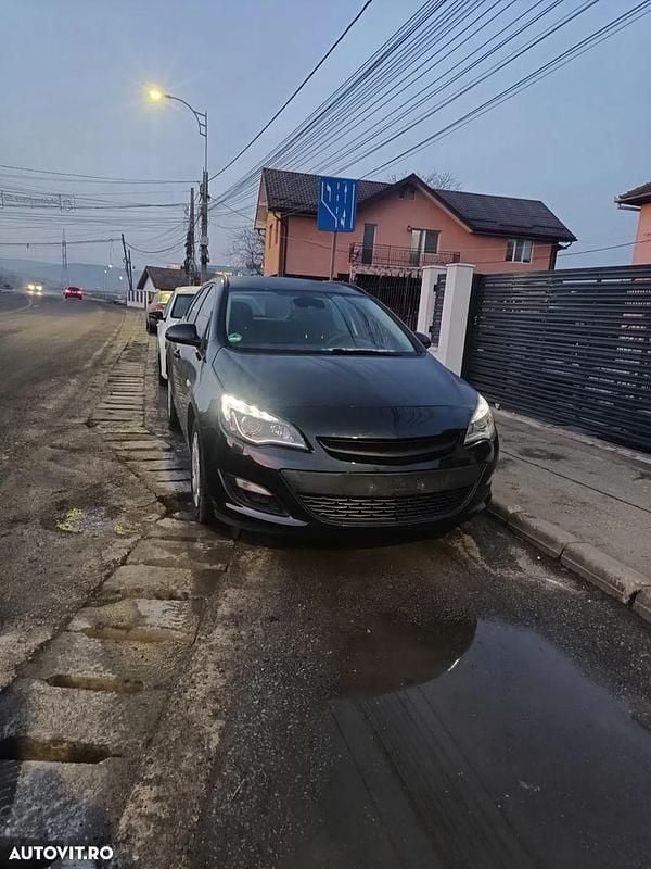 Culoarenegru Utilizat 2015 Opel Astra Selection Break | 2.700 EUR (Super Preț) - Imagine 1/4