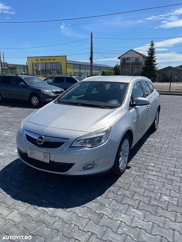 Argintiu Utilizat 2011 Opel Astra Cosmo Break | 4.499 EUR (Preț OK) - Imagine 1/4