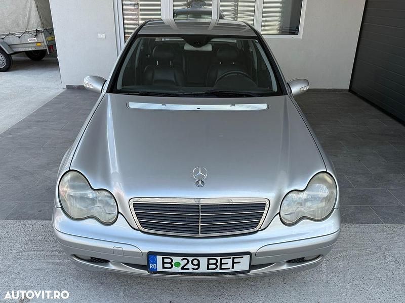 Culoaregri Utilizat 2004 Mercedes C200 Classic Berlinǎ | 3.990 EUR (Puțin scump) - Imagine 1/4