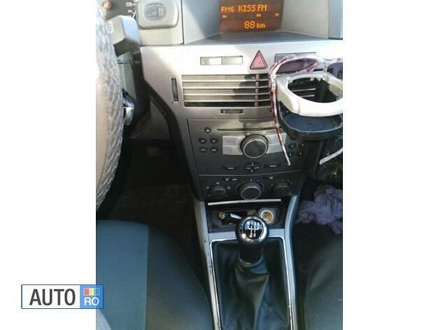 Second-hand Opel Astra 90 CP (66 kW) 2004 Argintiu Hatchback