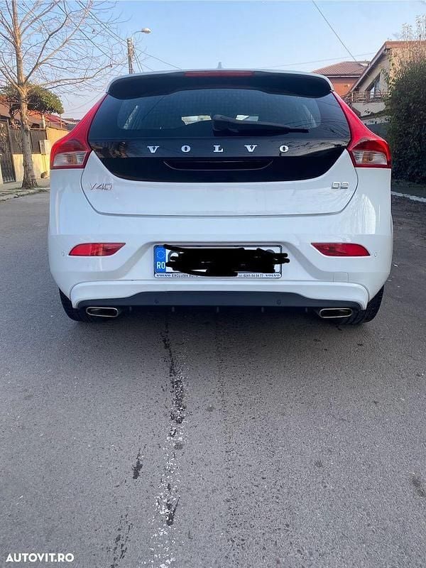 Second-hand Volvo V40 120 CP (88 kW) 2015 Culoarealb Hatchback