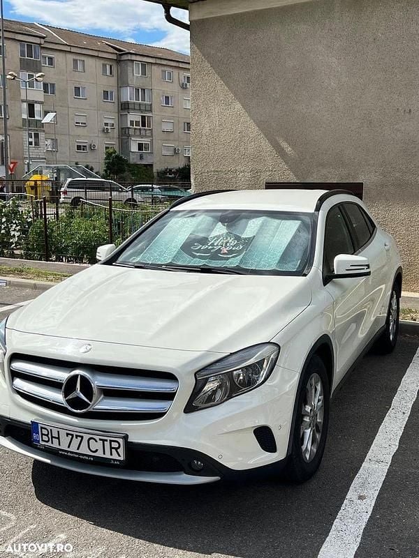 Culoarealb Utilizat 2015 Mercedes GLA200 SUV | 12.390 EUR (Preț bun) - Imagine 1/4