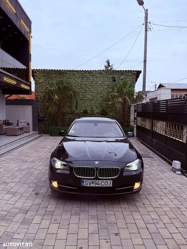 Culoarenegru Utilizat 2012 BMW 520 Berlinǎ | 6.999 EUR (Super Preț) - Imagine 1/4