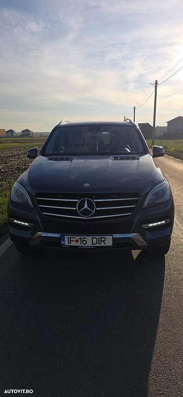 Culoareverde Utilizat 2012 Mercedes ML350 Edition 1 SUV | 18.000 EUR (Puțin scump) - Imagine 1/4