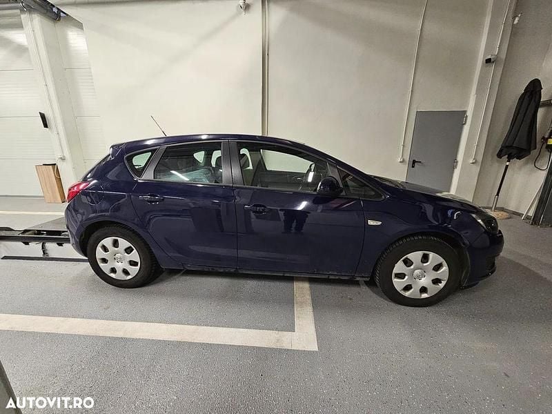 Second-hand Opel Astra Enjoy 110 CP (80 kW) 2015 Culoarealbastru Hatchback