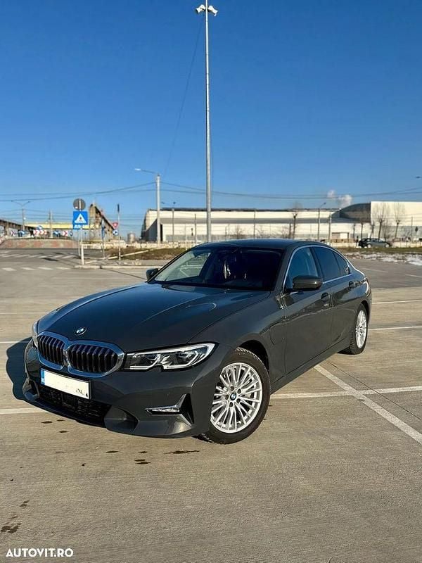 Second-hand BMW 330e Luxury Line 292 CP (214 kW) 2019 Culoaregri Hatchback