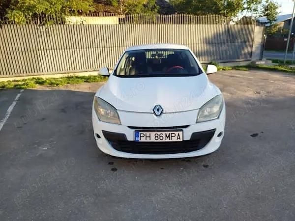Alb Utilizat 2010 Renault Mégane III Hatchback | 2.900 EUR (Preț OK) - Imagine 1/4