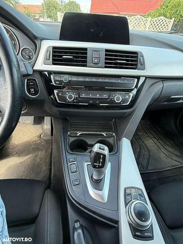 Culoareargint Utilizat 2019 BMW 318 Break | 10.500 EUR - Imagine 1/4