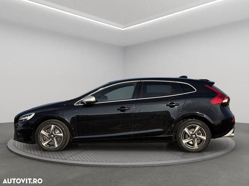 Second-hand Volvo V40 R-Design 150 CP (110 kW) 2018 Culoarenegru Hatchback