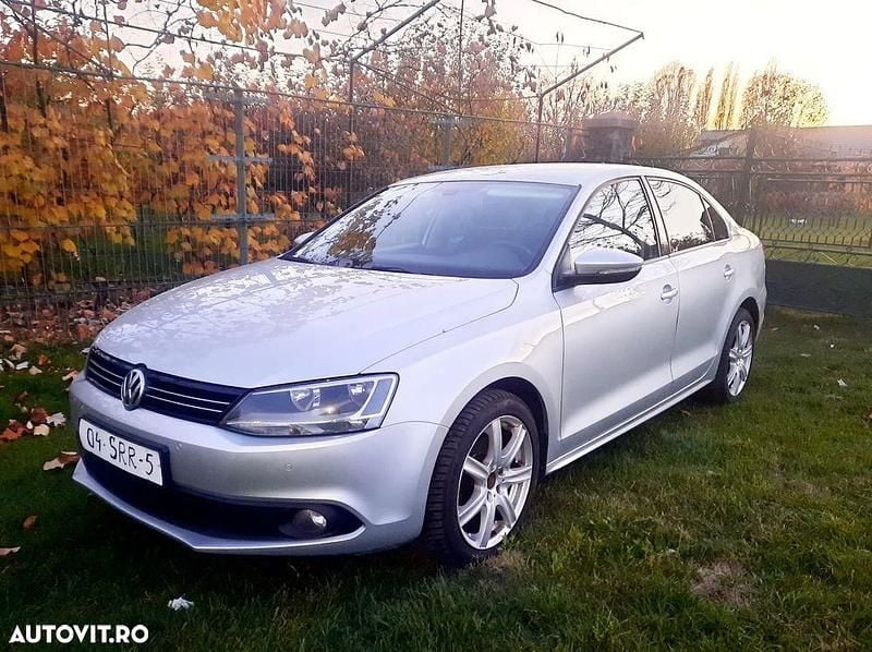 Culoareargint Utilizat 2011 VW Jetta Highline Berlinǎ | 6.450 EUR (Preț OK) - Imagine 1/4