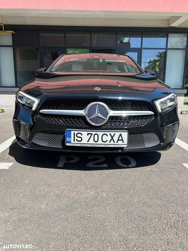 Culoarenegru Utilizat 2018 Mercedes A200 Hatchback | 23.900 EUR (Preț OK) - Imagine 1/4