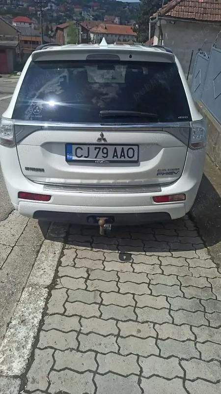 Alb Utilizat 2014 Mitsubishi Outlander P-HEV Instyle SUV | 10.500 EUR (Scump) - Imagine 1/4