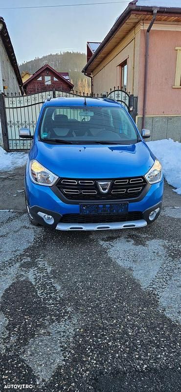 Second-hand Dacia Lodgy Stepway 131 CP (96 kW) 2020 Culoarealbastru Monovolum