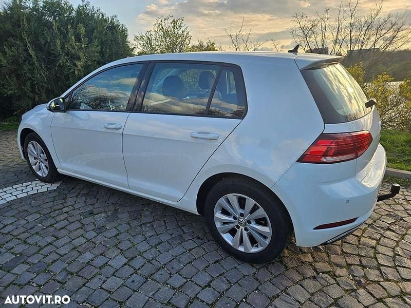 Alb Utilizat 2018 VW Golf VII Comfortline Hatchback | 8.700 EUR (Preț bun) - Imagine 1/4