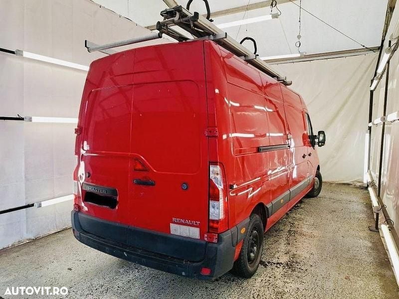 Second-hand Renault Master 131 CP (96 kW) 2017 Culoarerosu Monovolum
