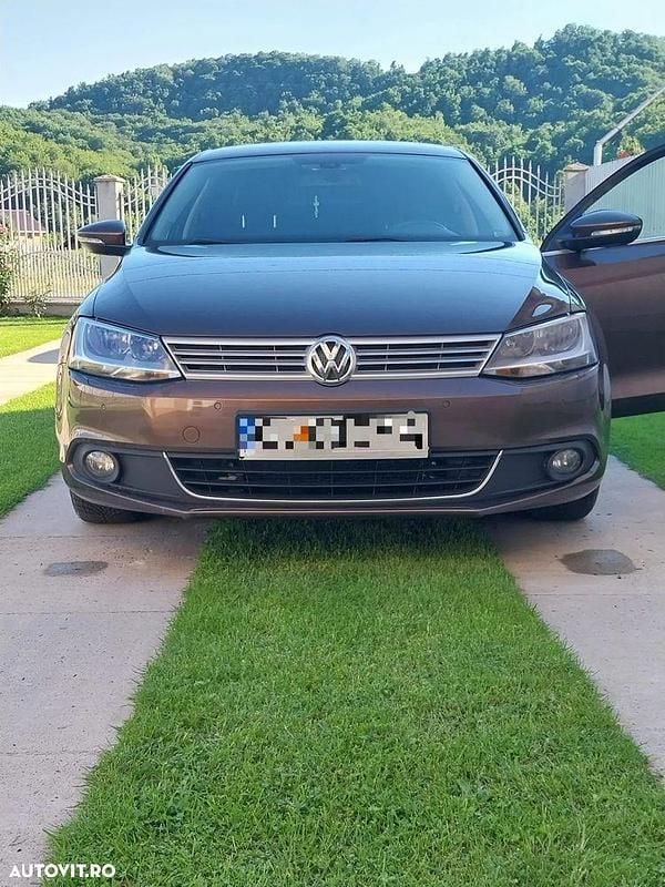 Second-hand VW Jetta Comfortline 105 CP (77 kW) 2012 Culoaremaro Berlinǎ