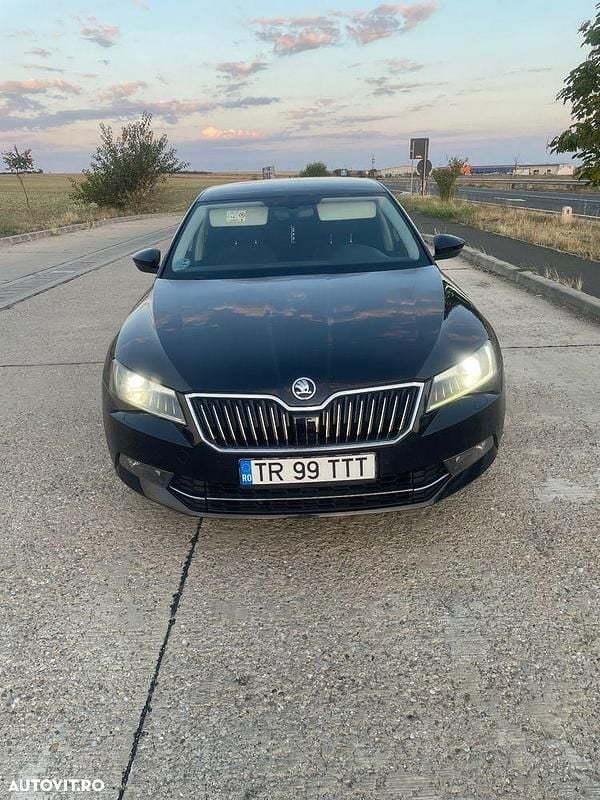 Culoarenegru Utilizat 2017 Skoda Superb Berlinǎ | 10.500 EUR (Super Preț) - Imagine 1/4