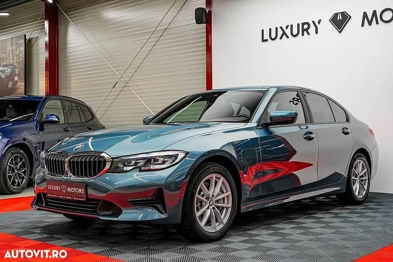 Culoarealbastru Utilizat 2020 BMW 330e Sport Line Berlinǎ | 28.496 EUR (Super Preț) - Imagine 1/4