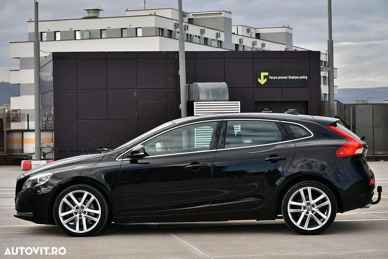 Second-hand Volvo V40 Momentum 150 CP (110 kW) 2016 Culoarenegru Hatchback