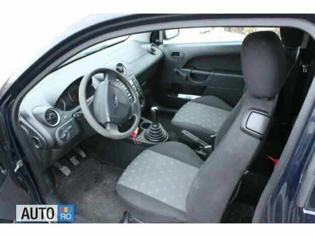 Second-hand Ford Fiesta 65 CP (47 kW) 2004 Albastru metalizat Hatchback