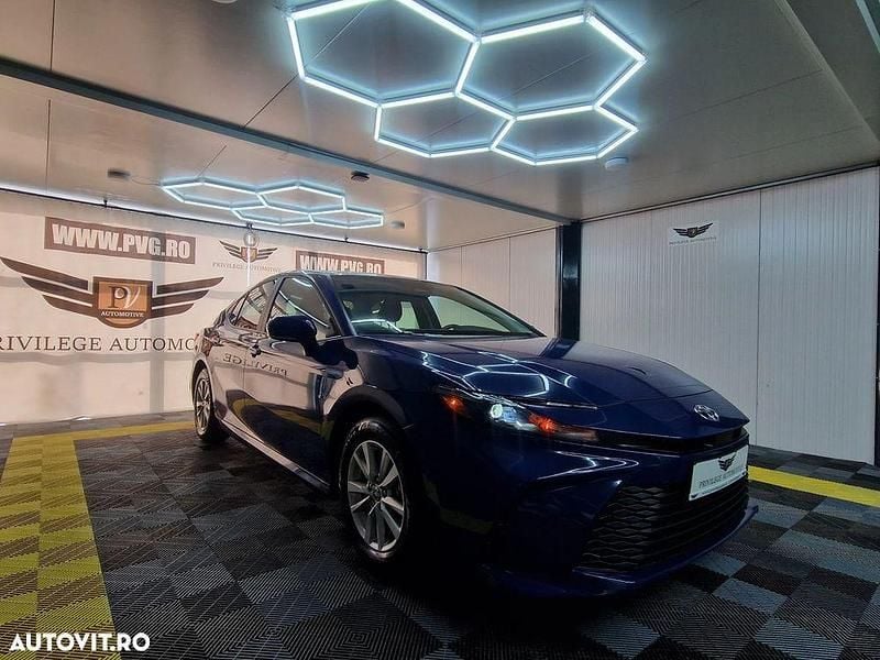 Second-hand Toyota Camry 218 CP (160 kW) 2025 Culoarealbastru Berlinǎ