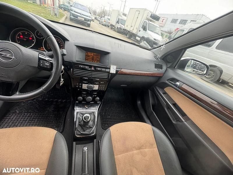 Second-hand Opel Astra Cosmo 100 CP (73 kW) 2008 Culoarebej Berlinǎ