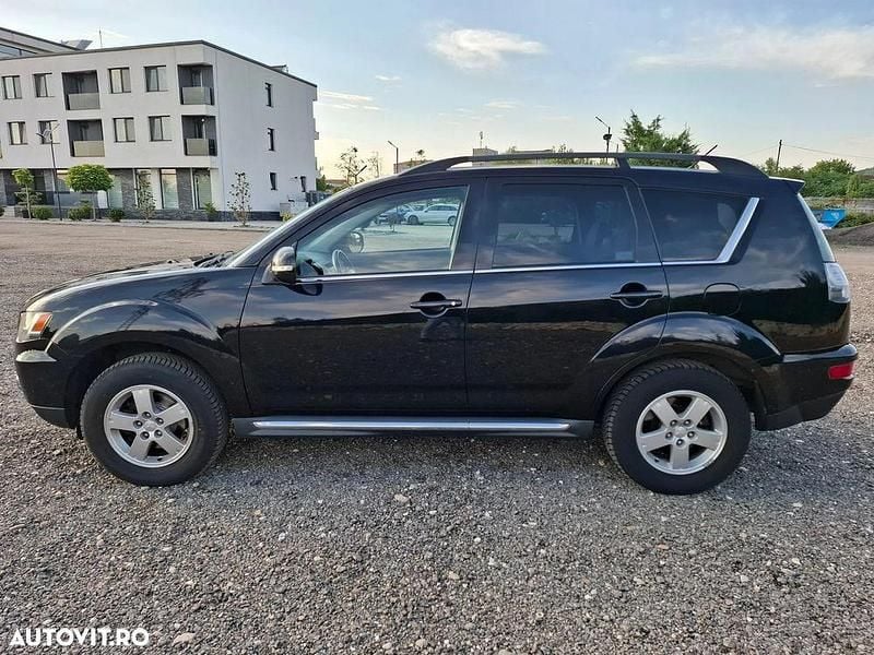 Culoarenegru Utilizat 2012 Mitsubishi Outlander Intense SUV | 8.000 EUR (Preț OK) - Imagine 1/4